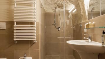 Superior-Doppelzimmer | Badezimmer | Haartrockner, Handtücher, Seife, Shampoo