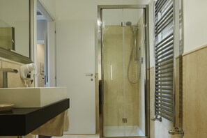 Panoramic Triple Room, Ocean View | Bathroom | Shower, rainfall showerhead, free toiletries, bathrobes - Bed and Breakfast Hotei (Catania)