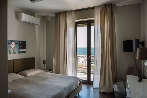 Frette Italian sheets, premium bedding, down duvets, memory-foam beds - Bed and Breakfast Hotei (Catania)