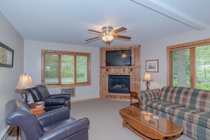 書桌、筆電工作空間、免費無線上網、床單