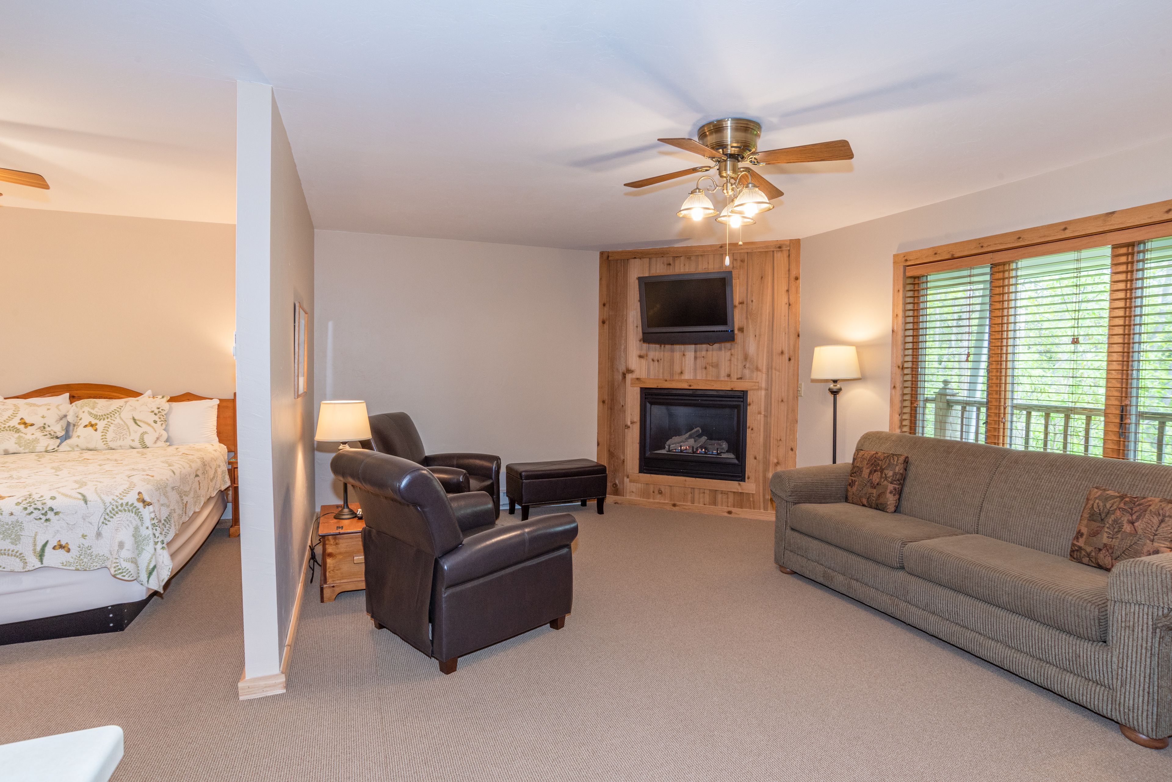 Desk, laptop workspace, free WiFi, bed sheets