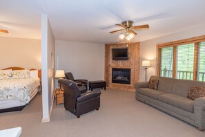 Desk, laptop workspace, free WiFi, bed sheets - Wilder Inn (Ephraim)