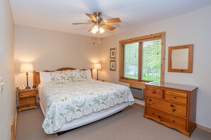 King Suite | Desk, laptop workspace, free WiFi, bed sheets - Wilder Inn (Ephraim)