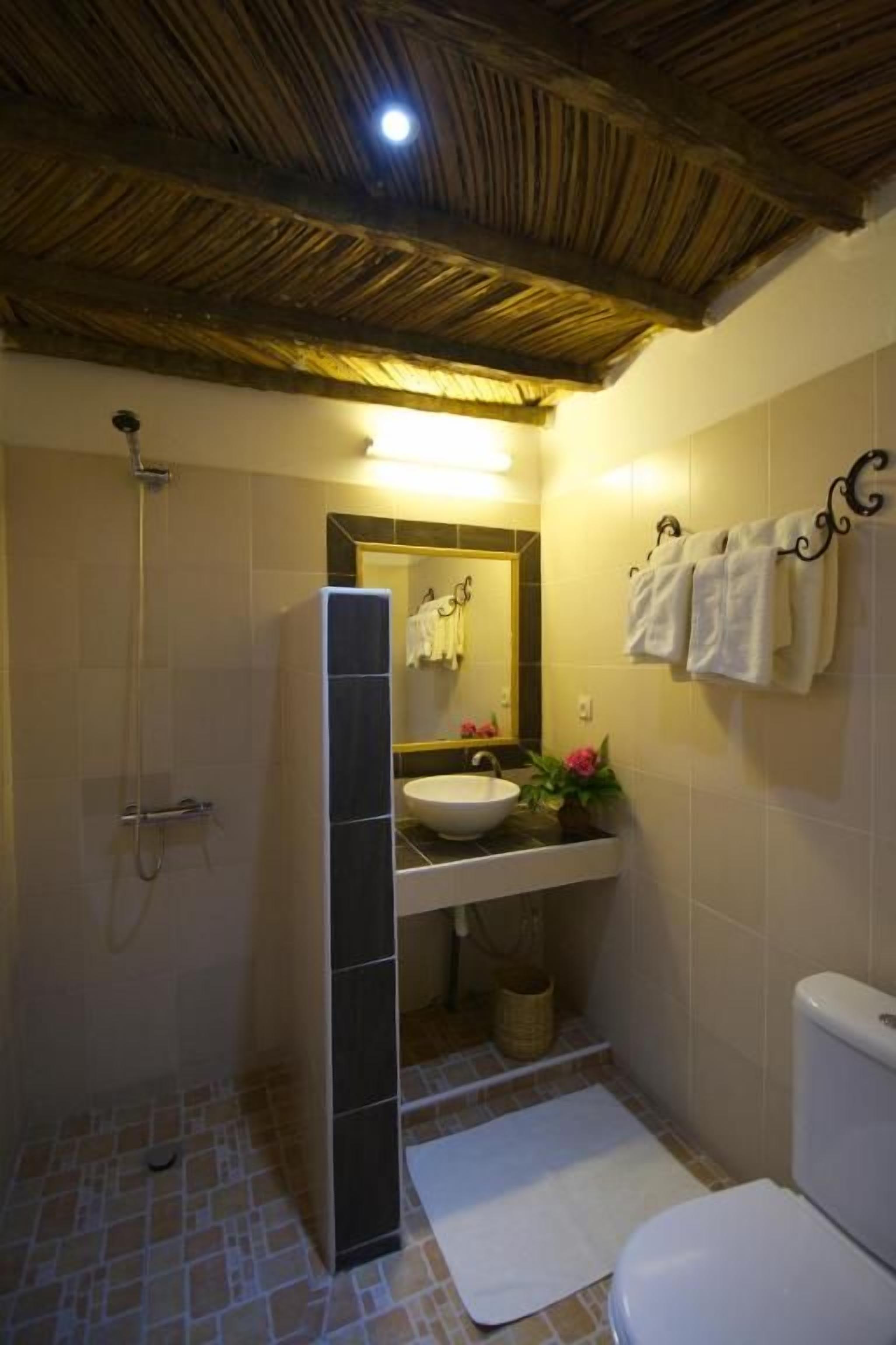 Une salle de bain avec une douche, un lavabo et des toilettes.