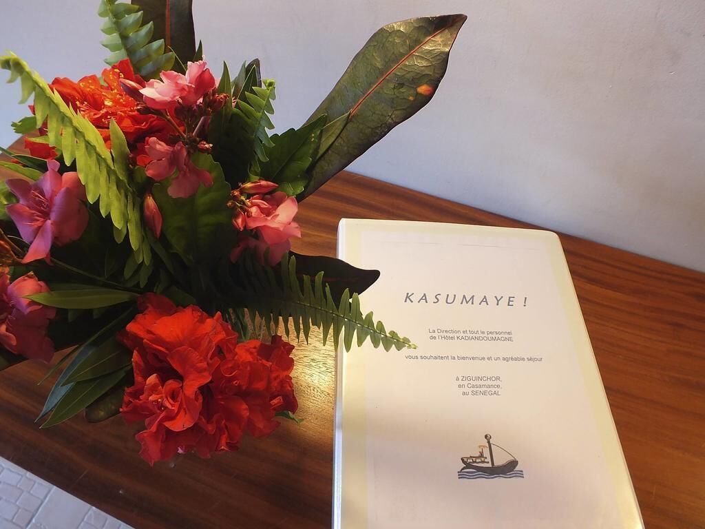 Une carte de bienvenue pour l’hôtel Kasumaye, ornée d’une illustration de navire.