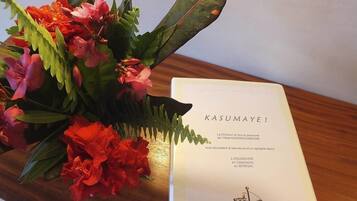 Une carte de bienvenue pour l’hôtel Kasumaye, ornée d’une illustration de navire.