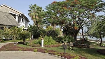 Quarto triplo | Vista para o jardim