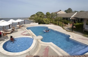 Una piscina al aire libre, sombrillas