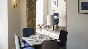 Dagelijks à la carte ontbijt (GBP 12 per persoon)