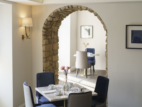 Daily cooked-to-order breakfast (GBP 12 per person)