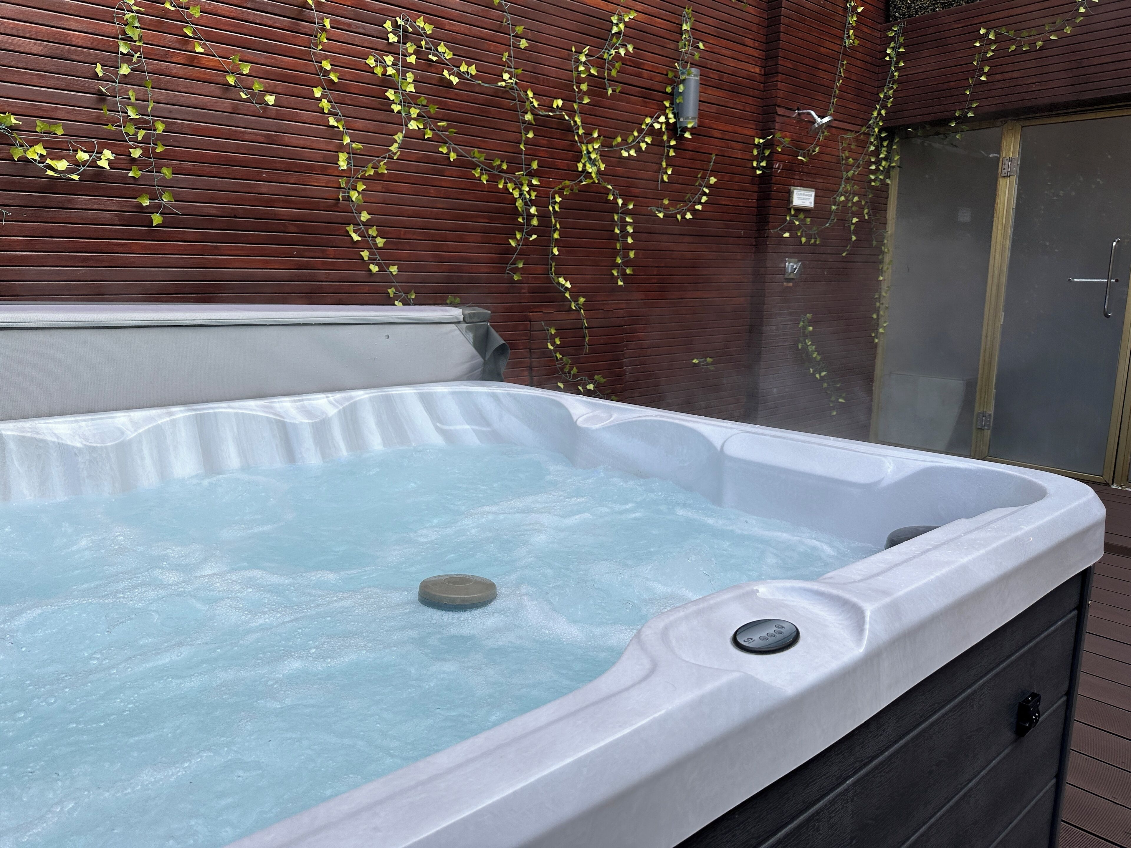 Banyera d'hidromassatge a l'aire lliure