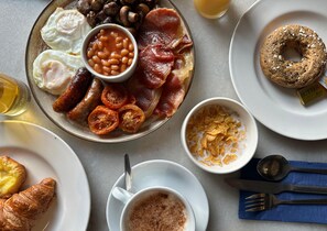 Petit déjeuner préparé sur commande (12 GBP par personne)