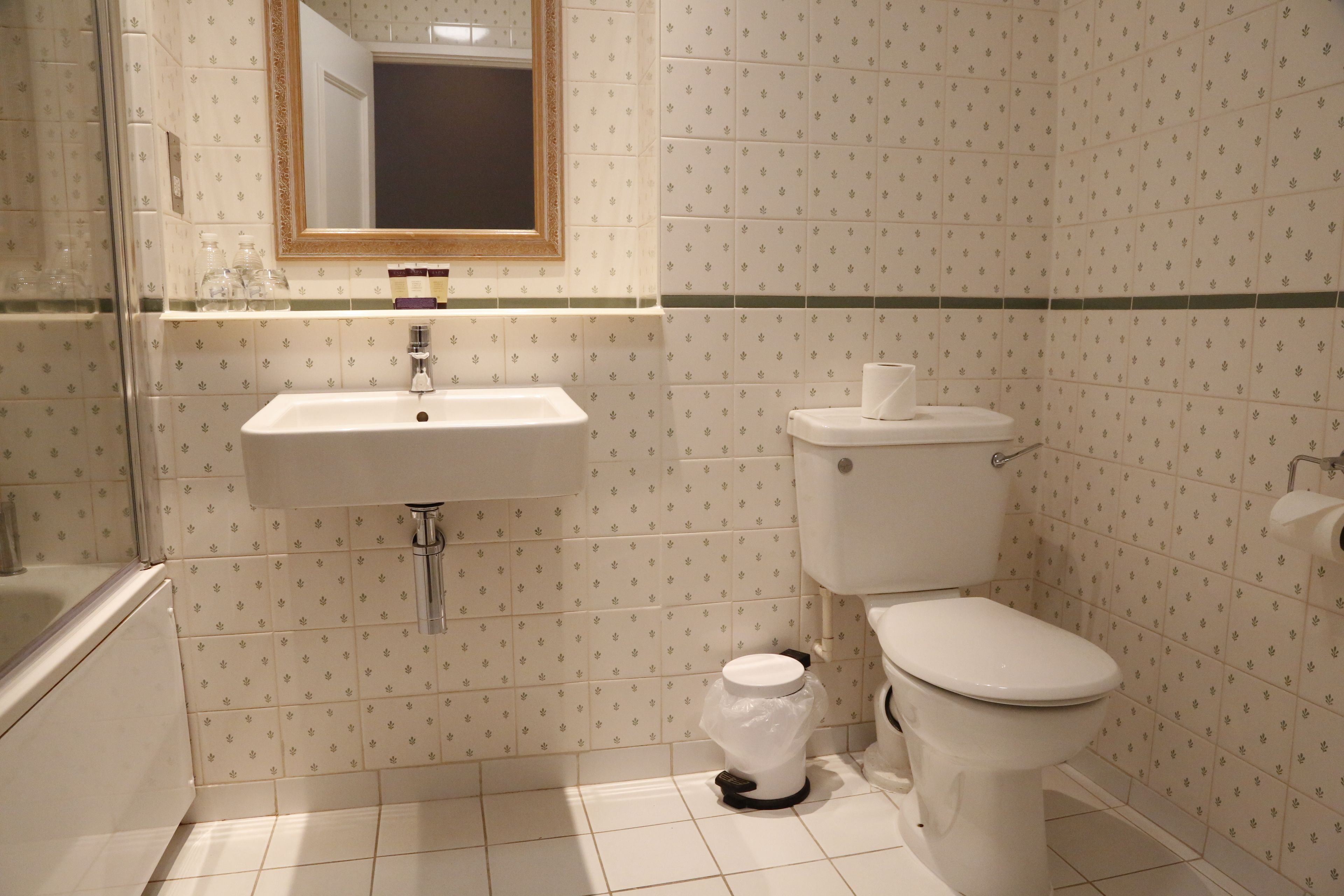 Un baño con lavamanos, inodoro y ducha.