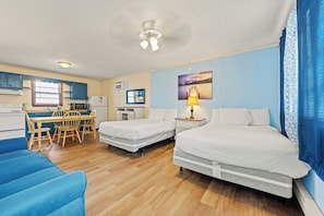 Habitación, 2 camas matrimoniales | Wifi gratis y ropa de cama 