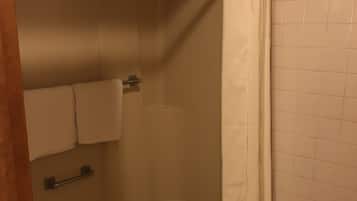 Deluxe-suite - 2 queensize-senge | Badeværelse | Kombination af bruser/badekar, håndklæder
