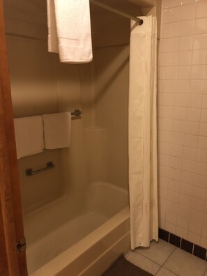 Suite Deluxe, 2 letti queen | Bagno | Combinazione doccia/vasca, asciugamani