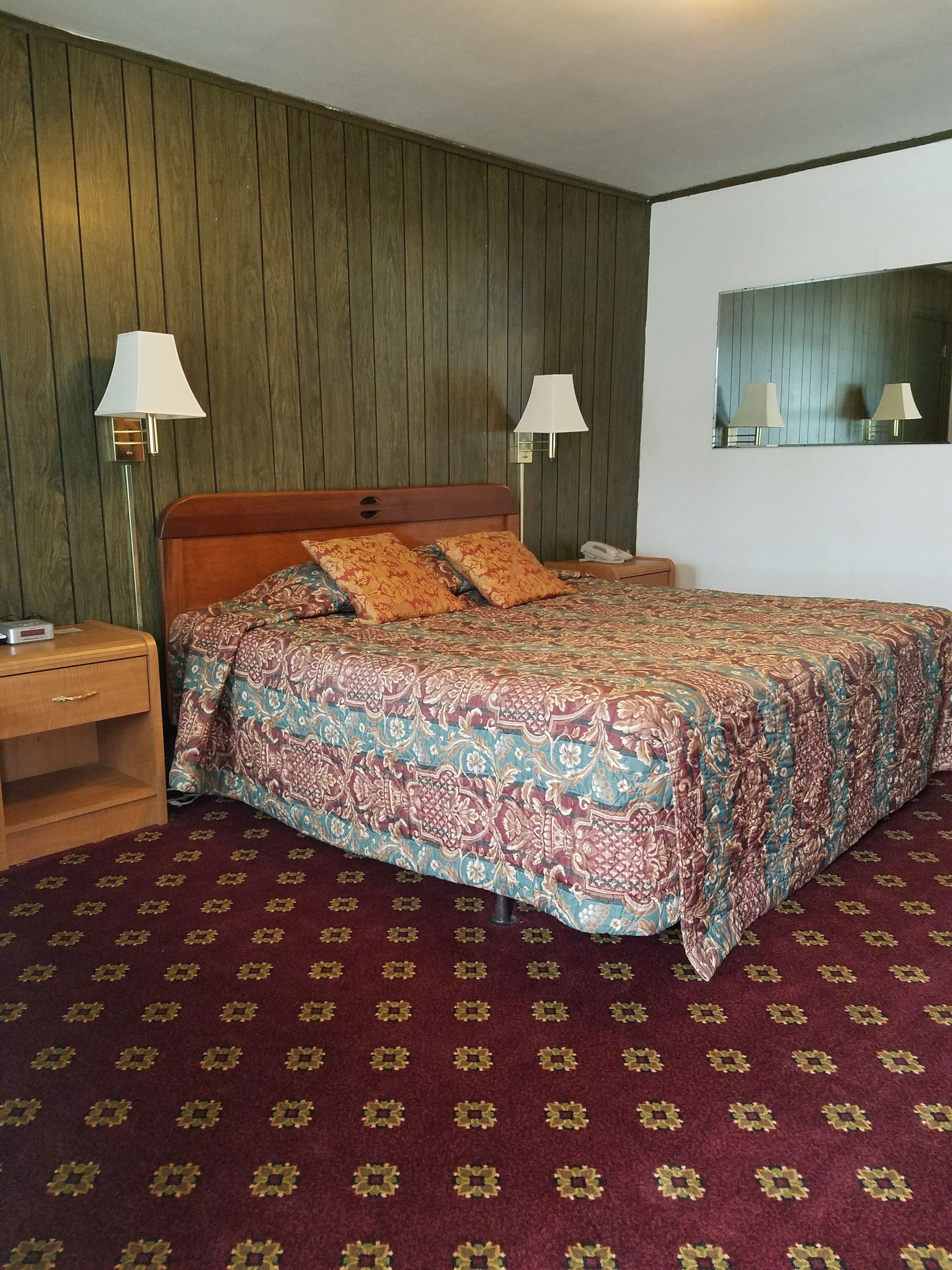 标准房, 1 张特大床 | 办公桌、熨斗/熨板、免费 WiFi、床单