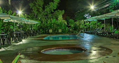 Hotel La Isla Inn