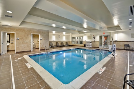 Una piscina cubierta. Hilton Garden Inn Detroit Troy