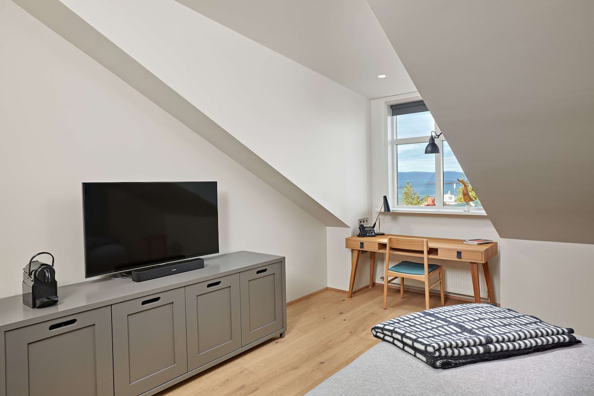 premium bedding, memory-foam beds, in-room safe, desk