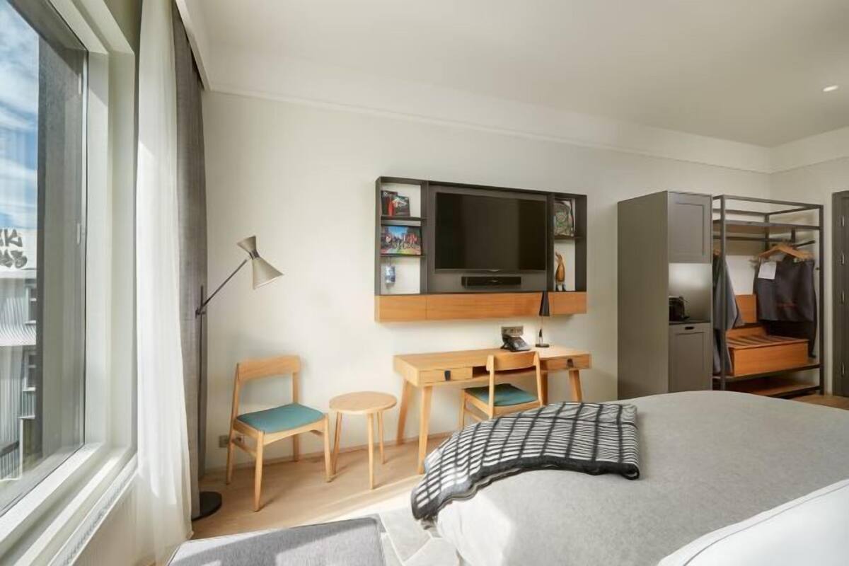 Luxe beddengoed, bedden met traagschuimmatrassen, een kluis op de kamer