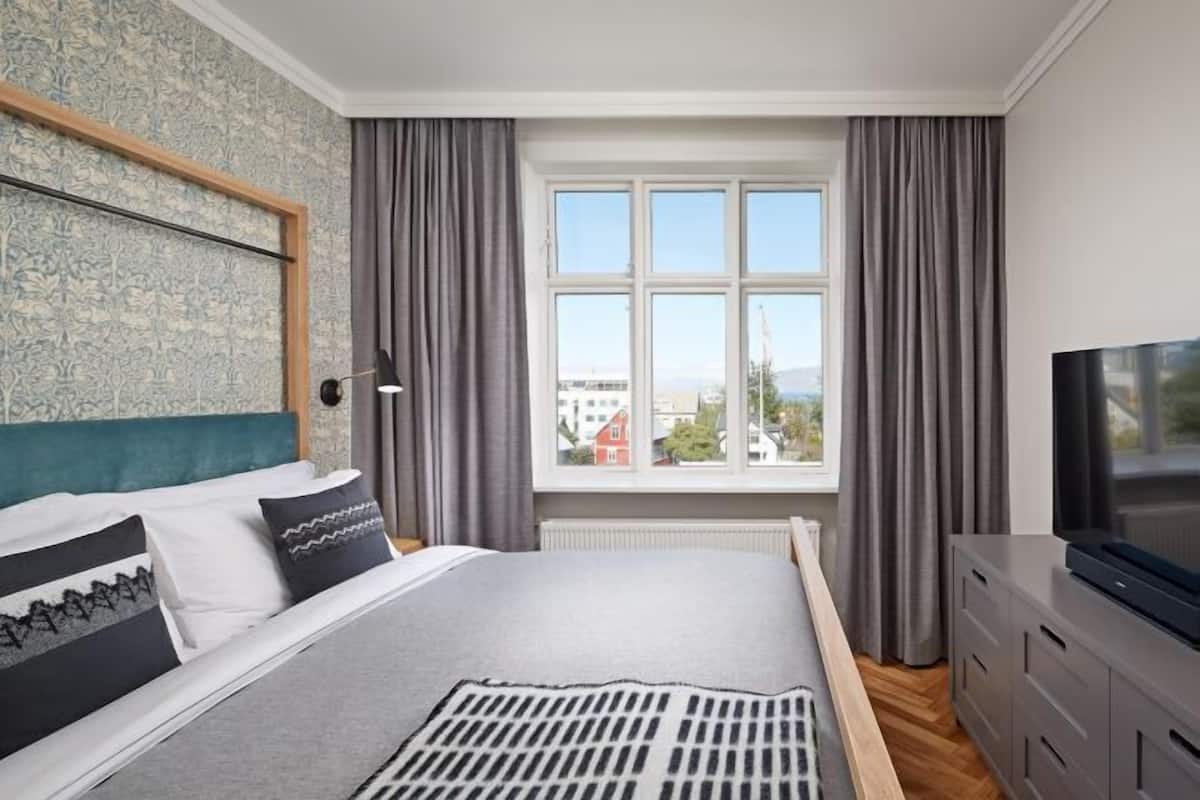 Premium bedding, memory foam beds, in-room safe, desk