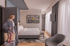 Suite Junior | Literie de qualité, lit avec matelas en mousse à mémoire, coffre-fort