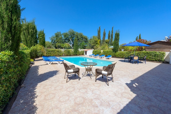 Piscine extérieure, parasols de plage, chaises longues