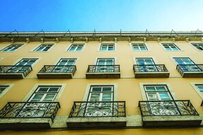 Un edifici d'àmbit vertical amb balcons i finestres regulars.