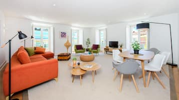 Deluxe-Apartment, 2 Schlafzimmer (2 Adults + 4 Children) | Wohnzimmer | LCD-Fernseher