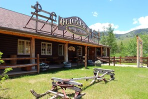 Un edificio de madera rústico con un letrero que dice "Old Corrie Hotel & Restaurant".
