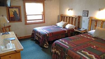 Standaard kamer, 2 queensize bedden, uitzicht op bergen | Een bureau, een strijkplank/strijkijzer, gratis wifi, beddengoed