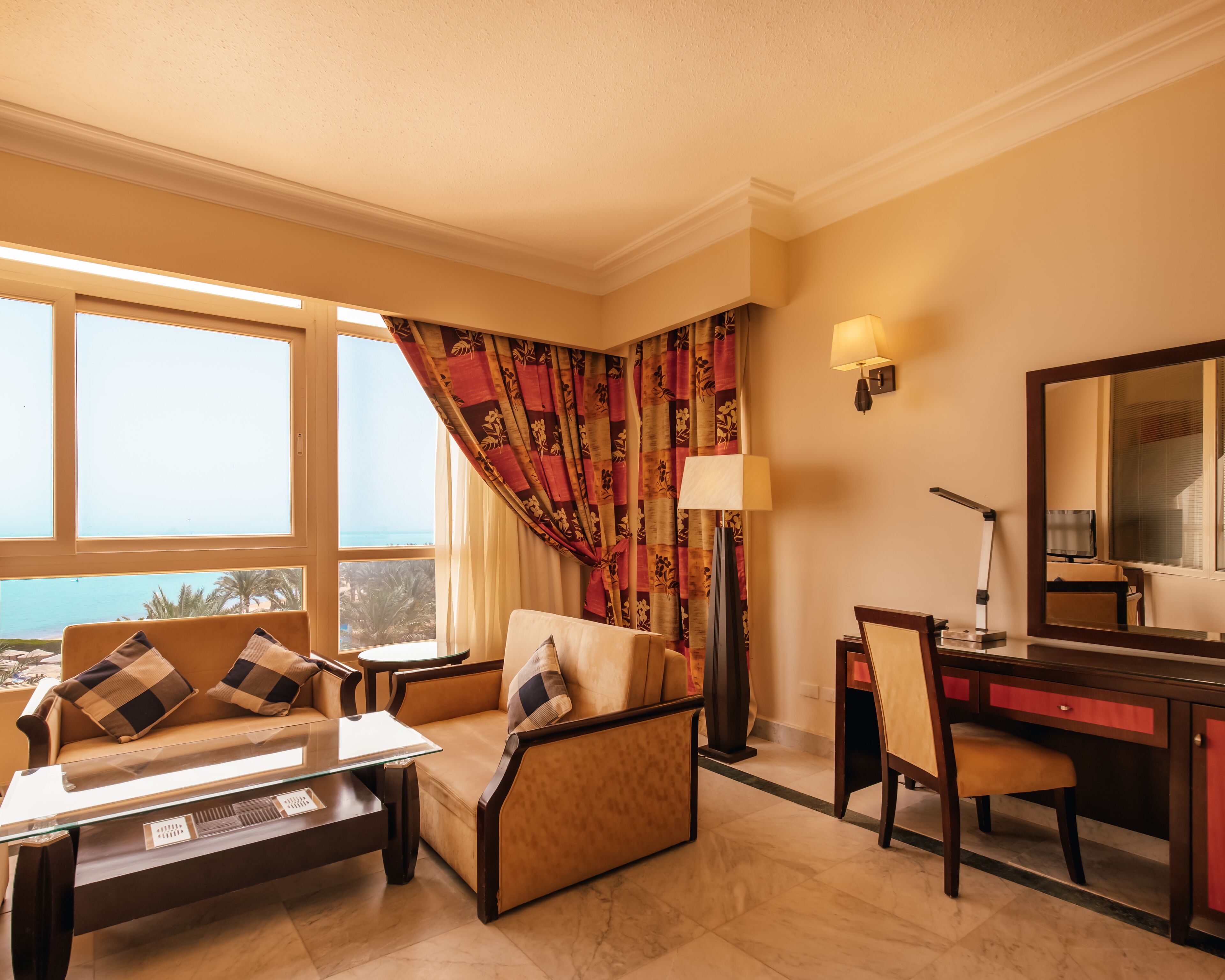 Edredons de pluma, frigobar, cofres nos quartos, escrivaninha