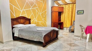A bedroom with a bed, a wardrobe, a desk, and a chair. - Hotel Coca Imperial (Coca)