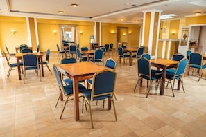 Tägliches inbegriffenes kontinentales Frühstück