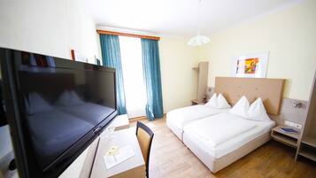 Doppia uso singolo, vista città (street view) | Con stile personalizzato, con arredamento individuale, postazione laptop