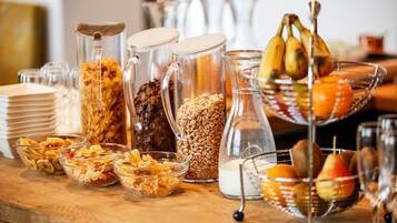 Colazione a buffet, servita tutte le mattine (15 EUR a persona)