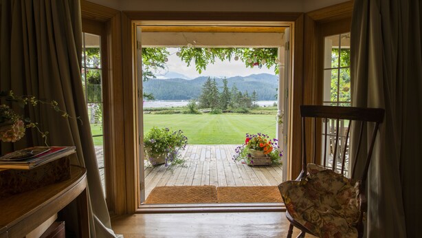 Interior - Minette Bay Lodge (Kitimat)