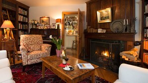 Fireplace - Minette Bay Lodge (Kitimat)
