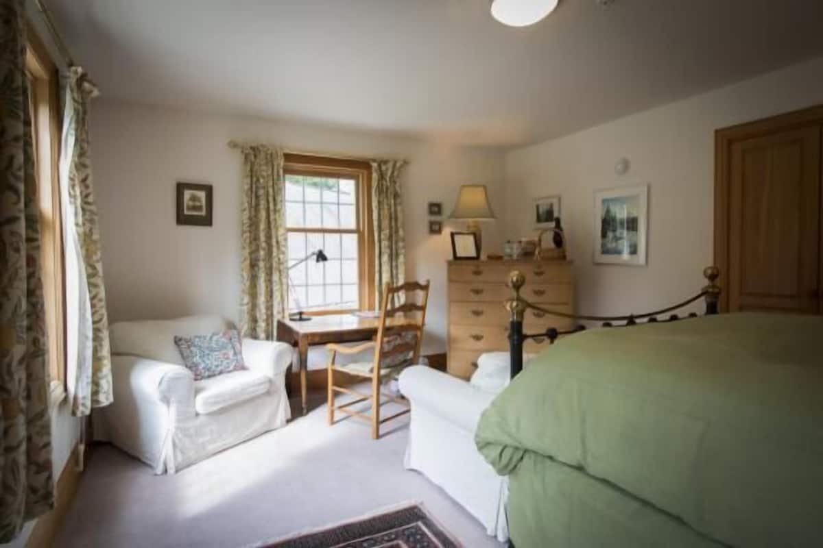 Classic Room, 1 Queen Bed, Bay View, Oceanfront | Egyptian cotton sheets, premium bedding, down comforters, pillowtop beds