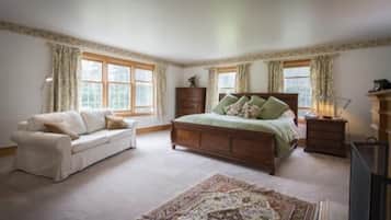 Suite Deluxe, 1 trÚs grand lit et 1 canapé-lit, baignoire à jets, vue baie | Draps en coton égyptien, literie de qualité supérieure