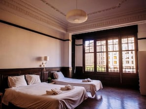 Blackout drapes, soundproofing, free WiFi, wheelchair access - Zentric Hostel (León)