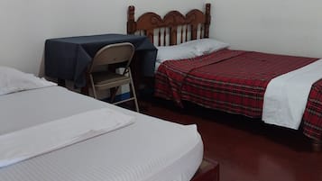 Quarto duplo básico (A/C) | Wi-Fi de cortesia, roupa de cama