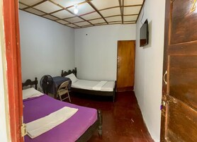 Habitación básica con 2 camas individuales (A/C) | Wifi gratis y ropa de cama