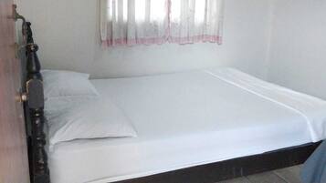 Habitación básica doble (NO A/C) | Wifi gratis y ropa de cama