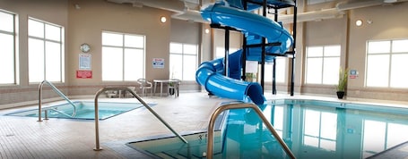 Indoor pool. Paradise Inn & Suites Valleyview