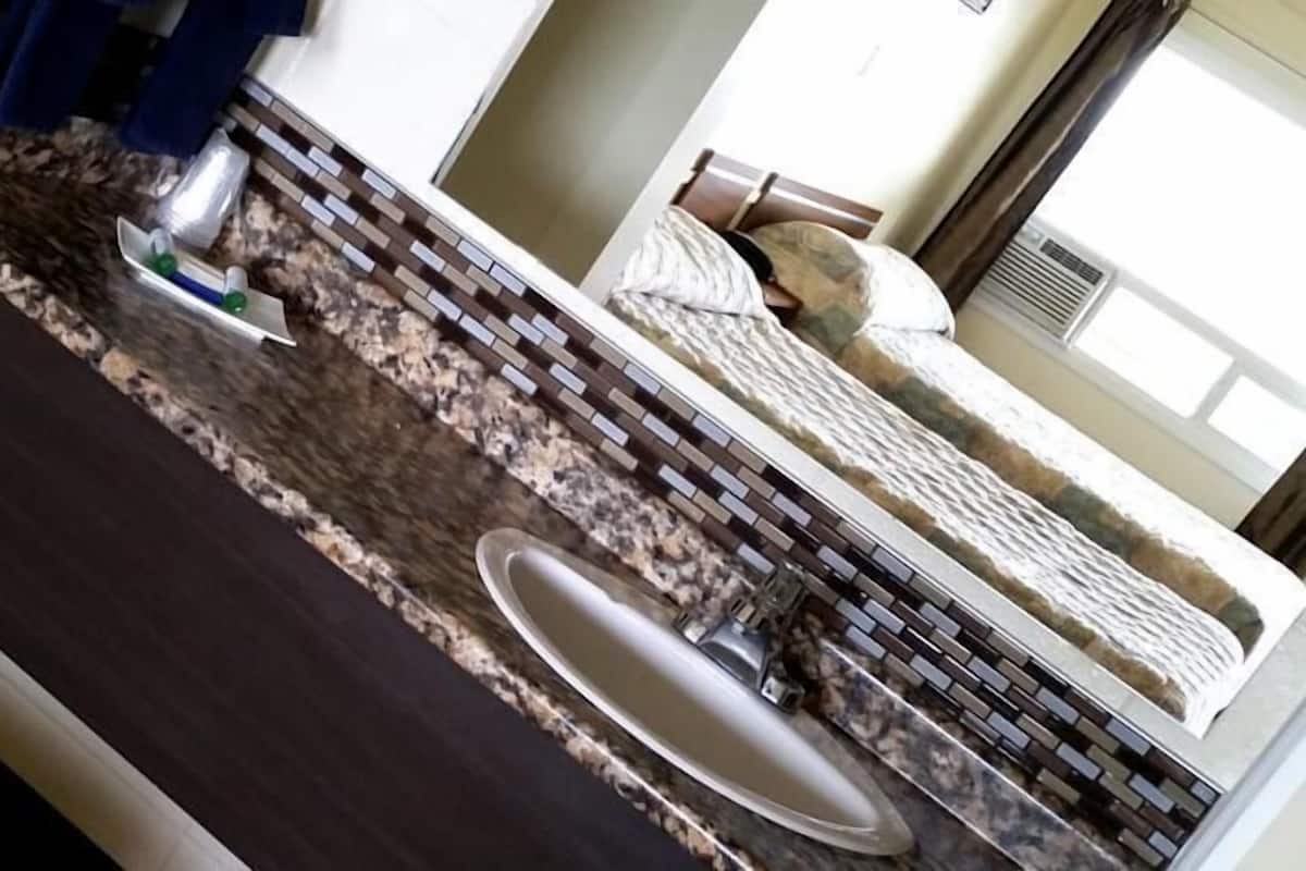 Blackout drapes, free WiFi