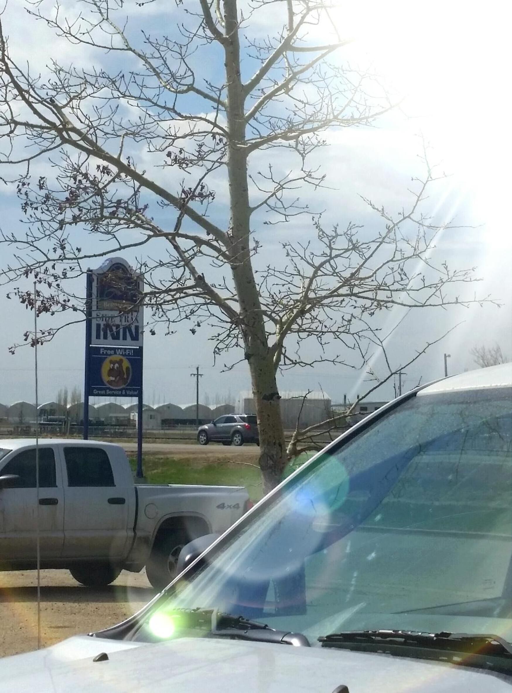Un estacionamiento con un cartel de Holiday Inn Express.