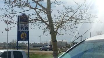 Un estacionamiento con un cartel de Holiday Inn Express.