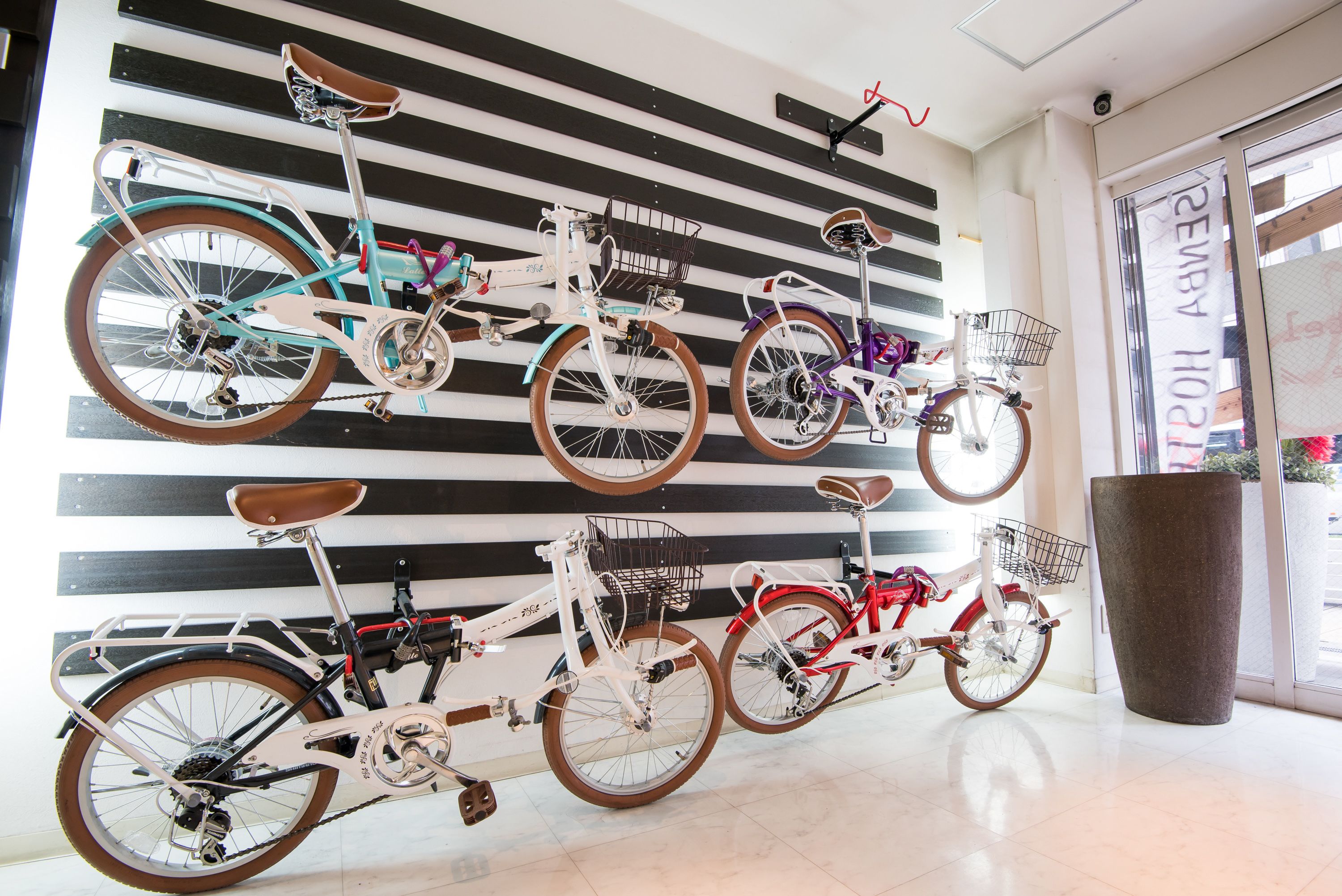 Ein an der Wand befestigter Fahrradständer mit mehreren Fahrrädern.